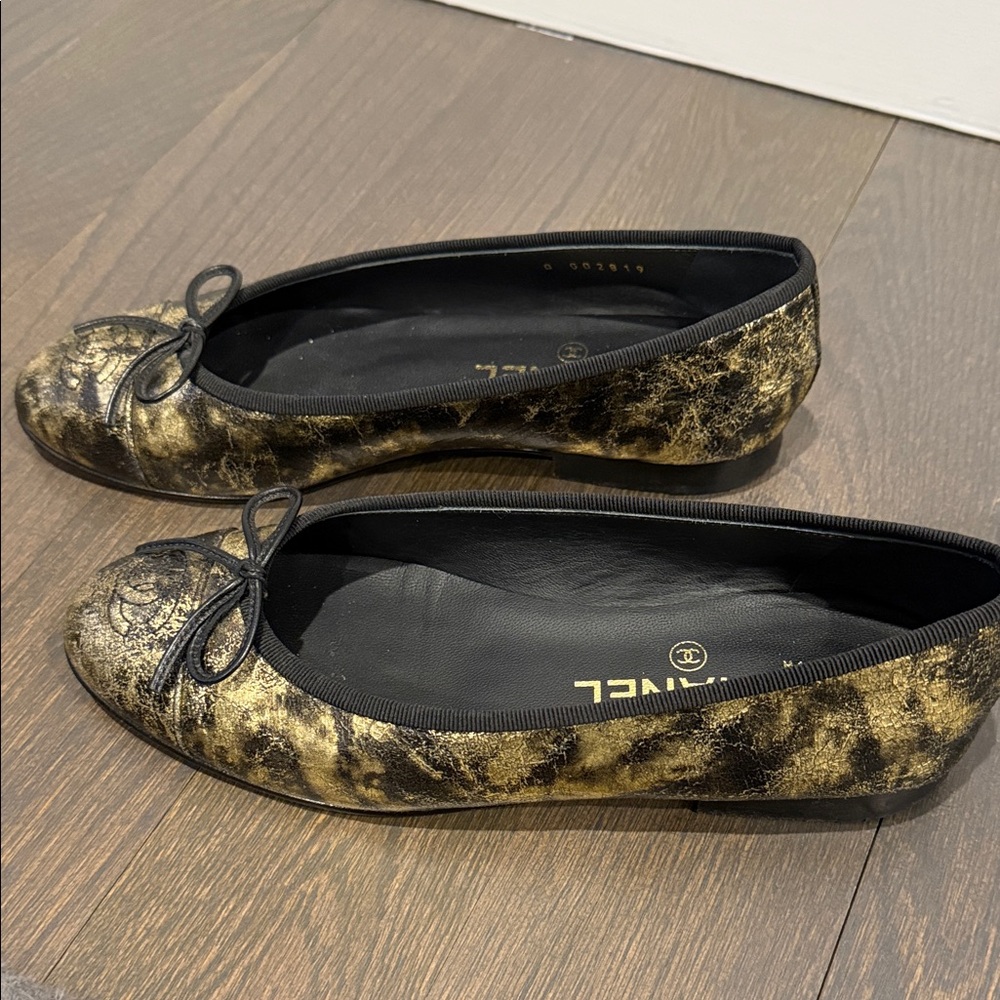 CHANEL Women's Black and Gold ballet flats - Picture 3 of 10